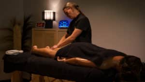 Een massage tijdens je zwangerschap? In deze blog leggen we uit waarom een massage tijdens je zwangerschap goed voor je is!